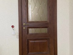 Дверь из массива остекленная в интерьере